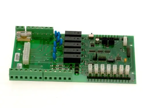 Leiterplatte von Bosch mit verschiedenen Anschlussklemmen, Kondensatoren und Relais. Die Platine enthält komplexe elektronische Schaltungen für spezifische Anwendungen.